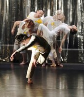 踊る「熊谷拓明」カンパニー 新作公演「舐める、床。」より。（撮影：大洞博靖）