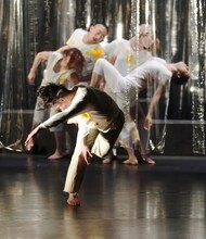 踊る「熊谷拓明」カンパニー 新作公演「舐める、床。」より。（撮影：大洞博靖）