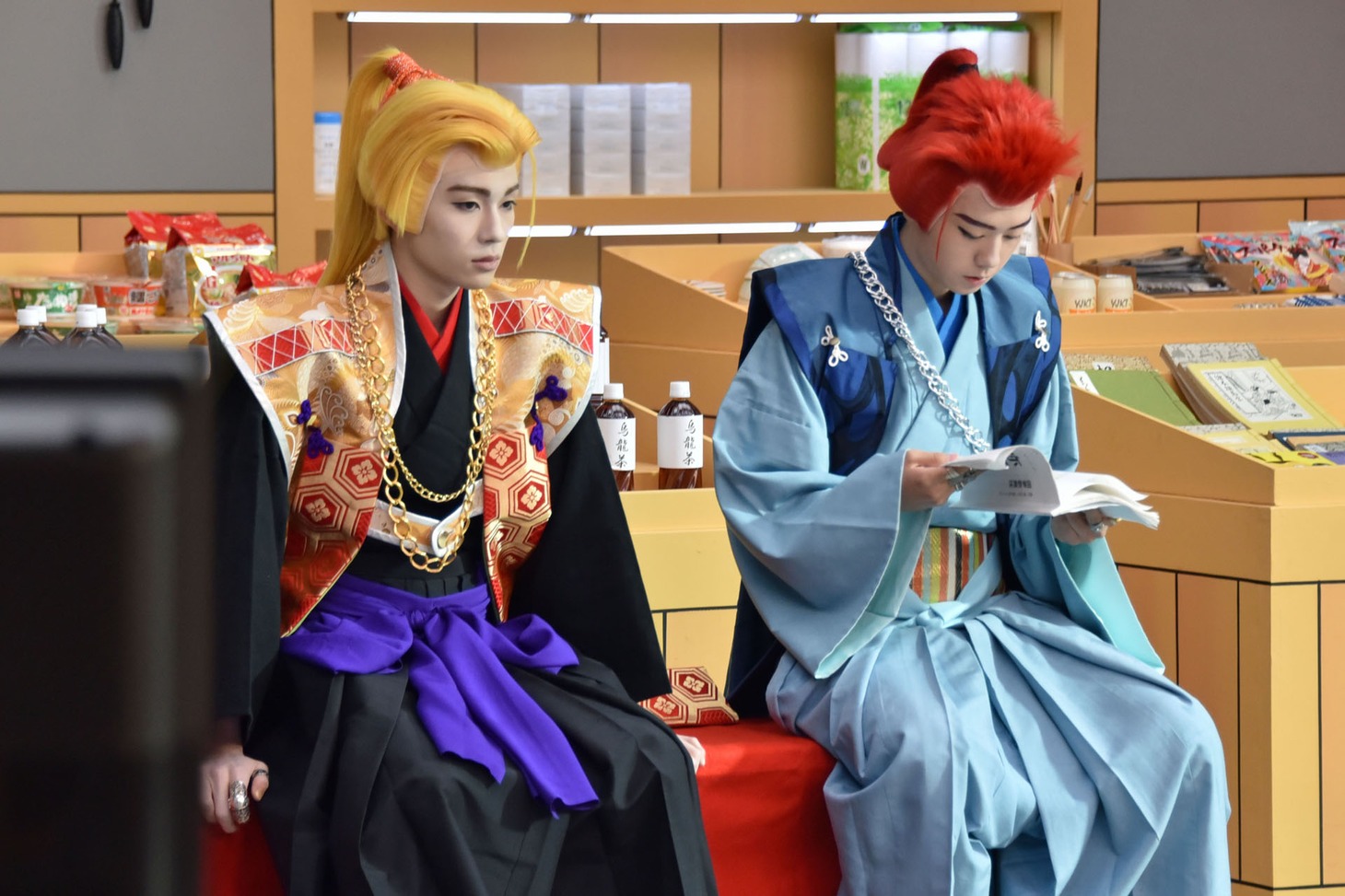 市川染五郎（左）と、台本をチェックする市川團子（右）。