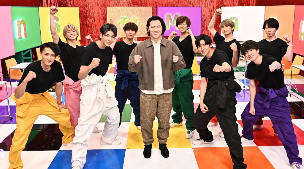 Snow Manと尾上松也（中央）。(c)TBS