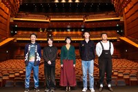 岩井秀人（WARE）プロデュース「いきなり本読み！ in 東京国際フォーラム」より。左から岩井秀人、神木隆之介、松たか子、大倉孝二、後藤剛範。(c)平岩と毛利