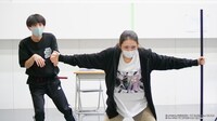 「地縛少年花子くん-The Musical-」稽古の様子。左から小西詠斗、高石あかり。