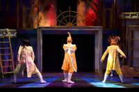 2020年度 多摩美術大学 演劇舞踊デザイン学科 第4期生 卒業制作 演劇公演「□□□・ミーツ・□□□（ナニカ・ミーツ・ナニカ）」より。(c)SHEK Ho Chi / (c)大井朝登