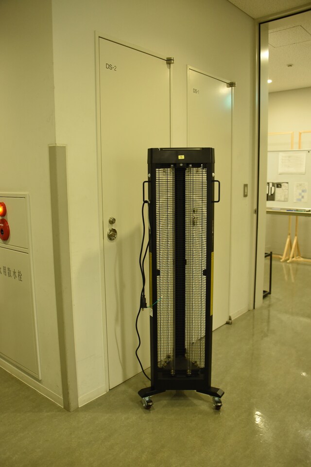 現在、KAATで使用されているUVC紫外線照射機。KAATでは9月1日から使用しており、ホールの舞台上ではこのサイズのものを2台使用し、夜間で2時間かけて消毒している。