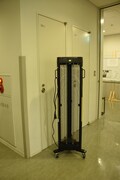 現在、KAATで使用されているUVC紫外線照射機。KAATでは9月1日から使用しており、ホールの舞台上ではこのサイズのものを2台使用し、夜間で2時間かけて消毒している。