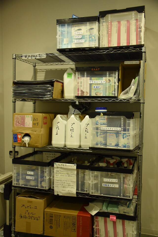 KAATのバックヤードに設置された“コロナ対策グッズ”。