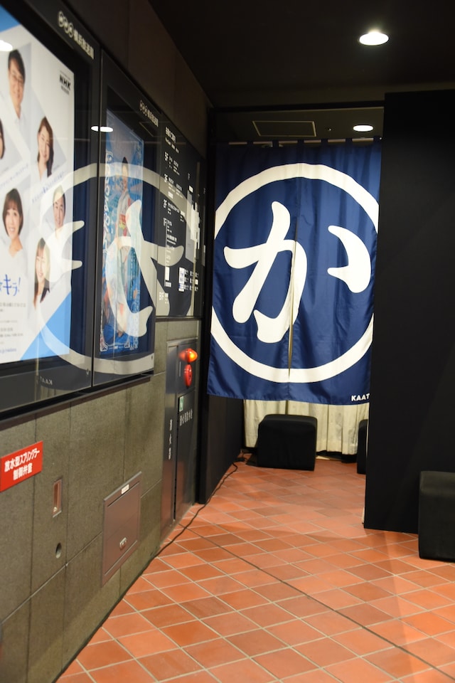 サーモグラフィで発熱が認められた来場者は、入り口横の個室でもう一度、体温計を使って検温してもらう。