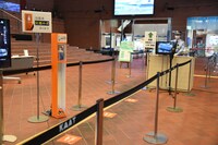 劇場入り口に設置されたサーモグラフィと消毒液。