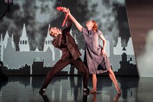 映画「マシュー・ボーン IN CINEMA／赤い靴」より。（Photo by Johan Persson）