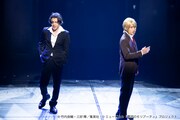 ミュージカル『憂国のモリアーティ』Op.2 -大英帝国の醜聞-の公演より。(c)竹内良輔・三好 輝/集英社 (c)ミュージカル『憂国のモリアーティ』プロジェクト