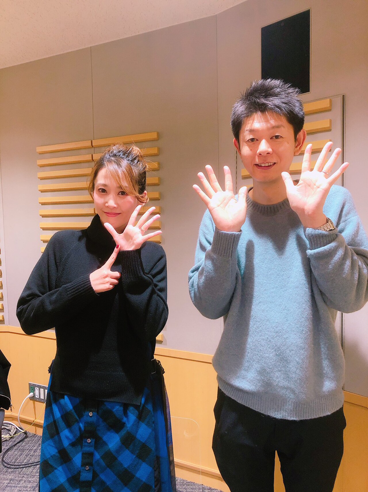 左から龍真咲、島田秀平。