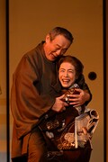 「初笑い！松竹新喜劇 新春お年玉公演」より、Bプロ「鴨八ネギ次郎」の様子。