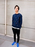 ベーシックな稽古着スタイル。シックでキュートな柄スウェットの下には白いシャツをレイヤードして。