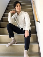 衣装が決まったら、それに近い形の服をチョイスする。この日はケーブル編みの胸ポケットが付いたシャツに、綺麗めなパンツで。靴下のかかとの模様にまで気を抜かない。