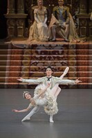 新国立劇場バレエ団「眠れる森の美女」より。（撮影：鹿摩隆司）