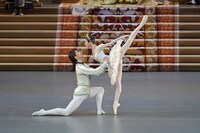 新国立劇場バレエ団「眠れる森の美女」より。（撮影：鹿摩隆司）