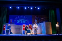 舞台「ナナマル サンバツ THE QUIZ STAGE O（オー）」より。