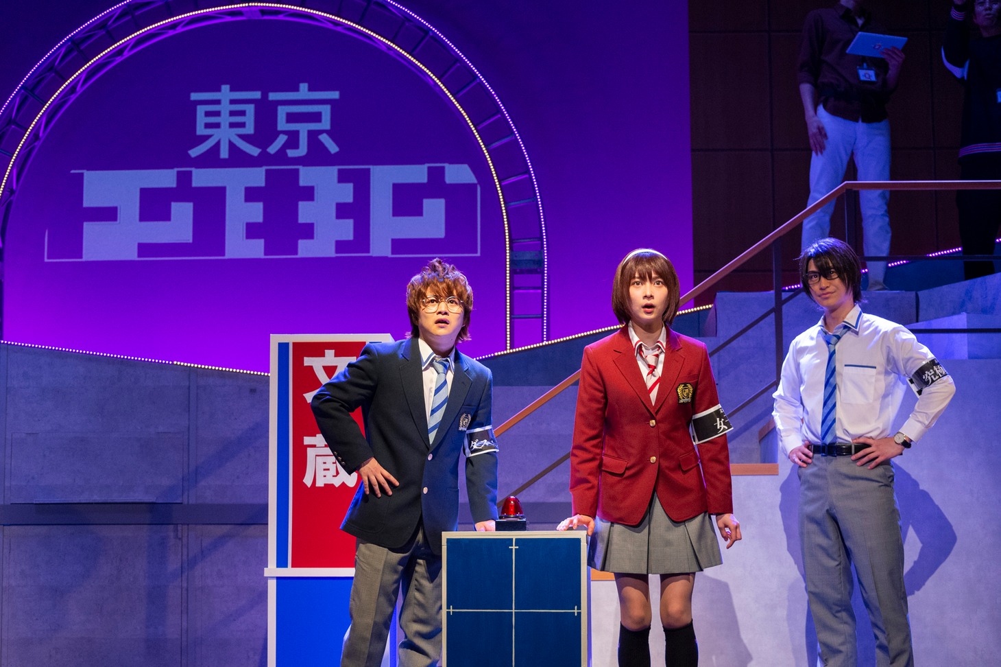 舞台「ナナマル サンバツ THE QUIZ STAGE O（オー）」より。