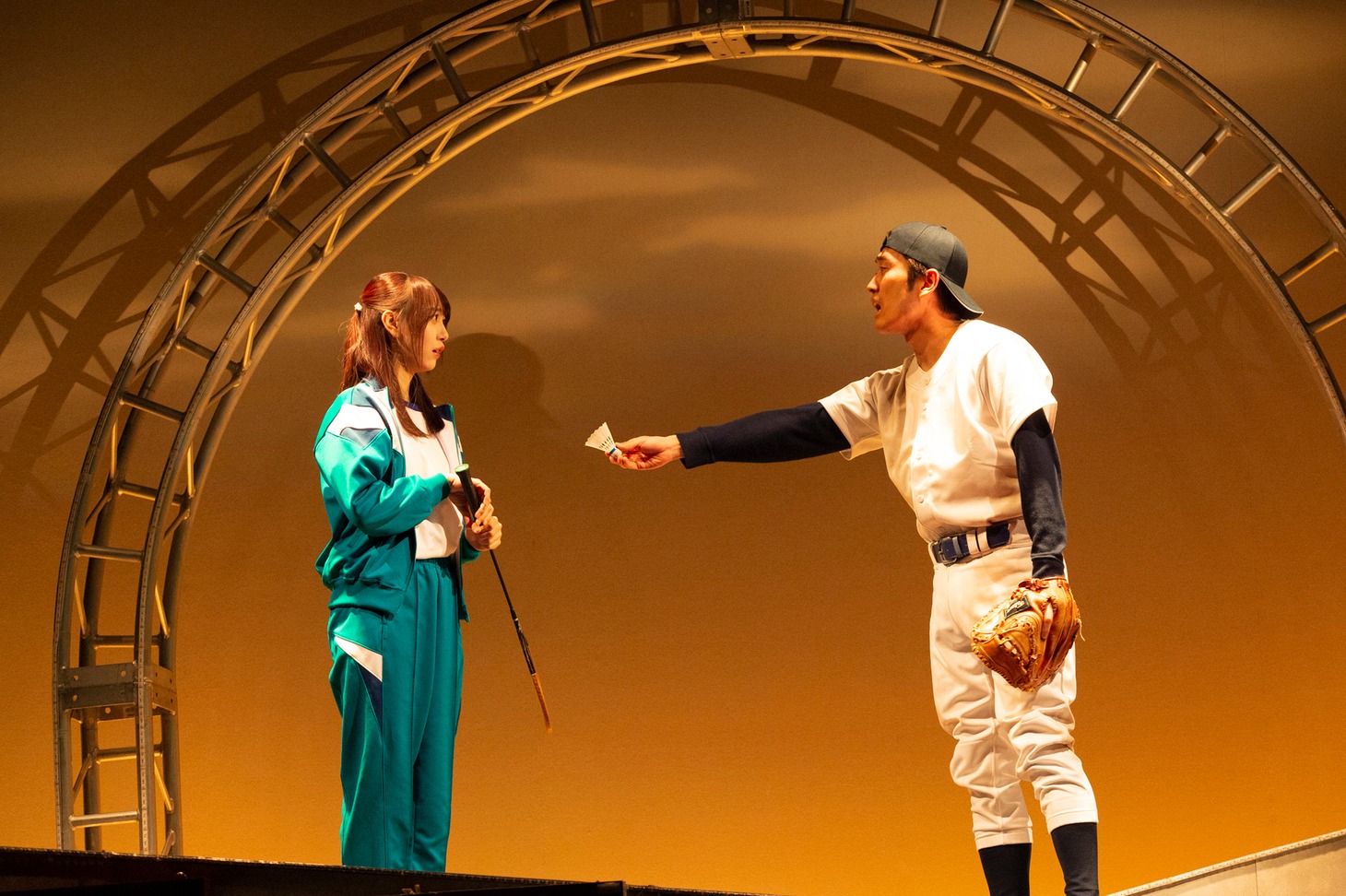 舞台「ナナマル サンバツ THE QUIZ STAGE O（オー）」より。