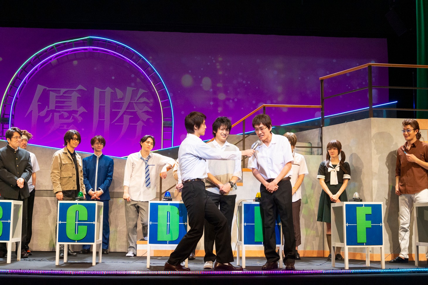 舞台「ナナマル サンバツ THE QUIZ STAGE O（オー）」より。