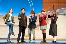 舞台「ナナマル サンバツ THE QUIZ STAGE O（オー）」フォトセッションより、左から大歳倫弘、佐奈宏紀、西井幸人、鈴木絢音、弓木奈於。