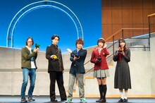 舞台「ナナマル サンバツ THE QUIZ STAGE O（オー）」フォトセッションより、左から大歳倫弘、佐奈宏紀、西井幸人、鈴木絢音、弓木奈於。