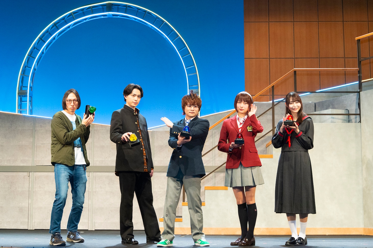 舞台「ナナマル サンバツ THE QUIZ STAGE O（オー）」フォトセッションより、左から大歳倫弘、佐奈宏紀、西井幸人、鈴木絢音、弓木奈於。