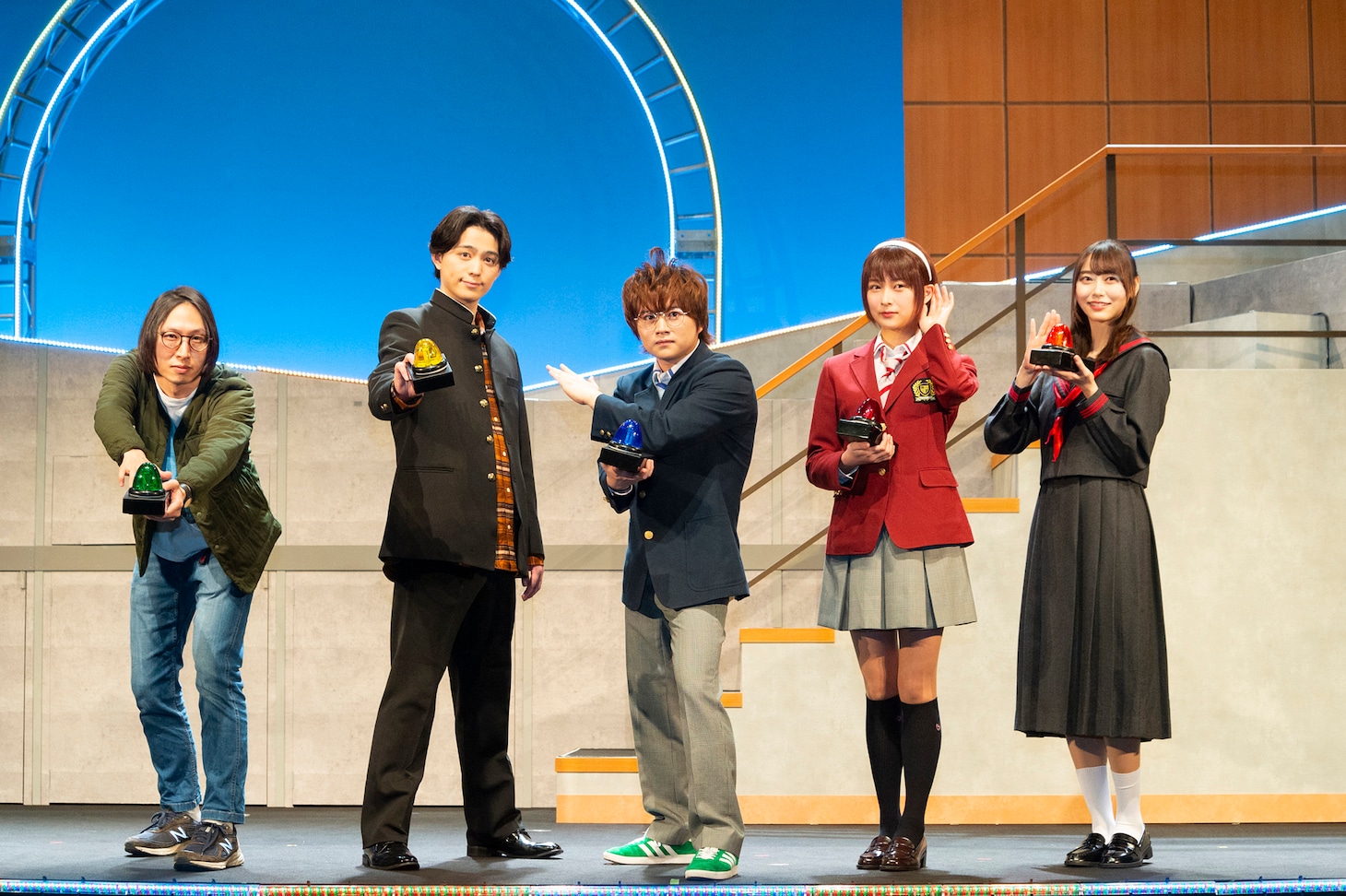 舞台「ナナマル サンバツ THE QUIZ STAGE O（オー）」フォトセッションより、左から大歳倫弘、佐奈宏紀、西井幸人、鈴木絢音、弓木奈於。