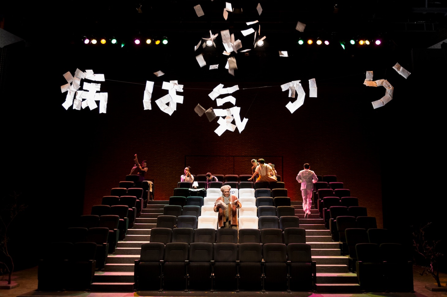 2012年に上演された「病は気から」より。（撮影：三浦興一）