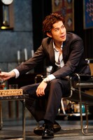 舞台「スルース～探偵～」より。（撮影：渡部孝弘）