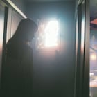 視聴者は登場人物の1人、泊まれる演劇の“オンライン没入型サスペンス”「ROOM 103」
