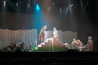 音楽劇「あらしのよるに」より。（撮影：青木司）