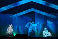 音楽劇「あらしのよるに」より。（撮影：青木司）