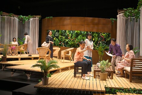 青年団 第84回公演「眠れない夜なんてない」より。（撮影：青木司）