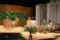 青年団 第84回公演「眠れない夜なんてない」より。（撮影：青木司）