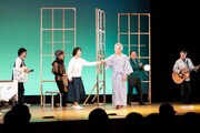 OiBokkeShi×三重県文化会館「介護を楽しむ」「明るく老いる」アートプロジェクト 老いのプレーパーク出張公演inいなべ市「あたらしい生活シアター」より。(c)Matsubara Yutaka