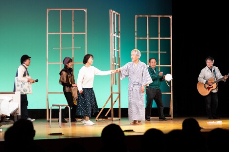 OiBokkeShi×三重県文化会館「介護を楽しむ」「明るく老いる」アートプロジェクト 老いのプレーパーク出張公演inいなべ市「あたらしい生活シアター」より。(c)Matsubara Yutaka