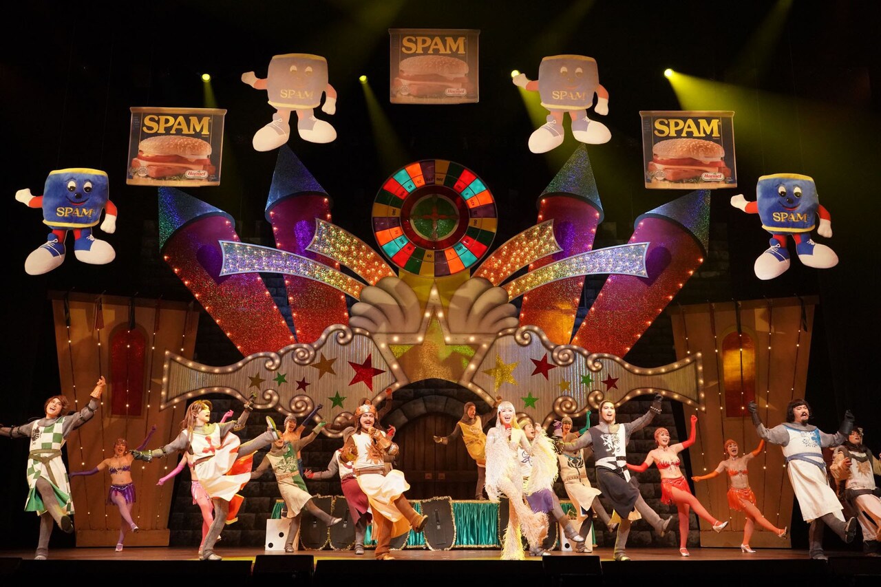 「ミュージカル『モンティ・パイソンのSPAMALOT』featuring SPAM」より。