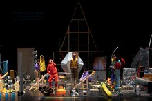 チェルフィッチュ×金氏徹平「消しゴム山」より。（撮影：守屋友樹 / 提供：KYOTO EXPERIMENT事務局）