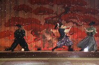 OFFICE SHIKA PRODUCE「秘剣つばめ返し」より。（撮影：和田咲子）