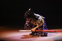 OFFICE SHIKA PRODUCE「秘剣つばめ返し」より。（撮影：和田咲子）