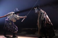 OFFICE SHIKA PRODUCE「秘剣つばめ返し」より。（撮影：和田咲子）