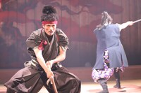 OFFICE SHIKA PRODUCE「秘剣つばめ返し」より。（撮影：和田咲子）