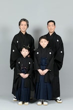 後列左から中村七之助、中村勘九郎。前列左から中村長三郎、中村勘太郎。(c)松竹