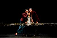 「現代能楽集X『幸福論』～能『道成寺』『隅田川』より」の様子。（撮影：細野晋司）