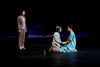 「現代能楽集X『幸福論』～能『道成寺』『隅田川』より」の様子。（撮影：細野晋司）