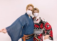 日舞の稽古のため、和装の桐生（写真左）と楊。桐生は落ち着いた青の着物に腰に巻いた朱色のひもがアクセントになっている。楊は黒と赤を基調にしたモダンな花柄に、愛らしいポップなモノトーンの帯で。