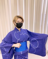 楊お気に入りの青紫の浴衣に、OSK日本歌劇団のシンボルである桜が刺繍された帯を合わせて。