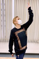 この日の桐生は、黒地に金色の額縁がデザインされたロングTシャツをチョイス。