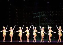 OSK日本歌劇団「レビュー春のおどり」より。